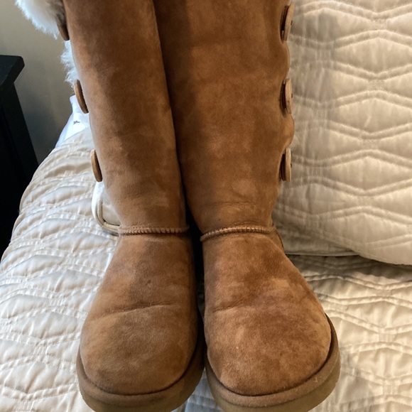 UGGs- three button Bailey chestnut color - Picture 8 of 12